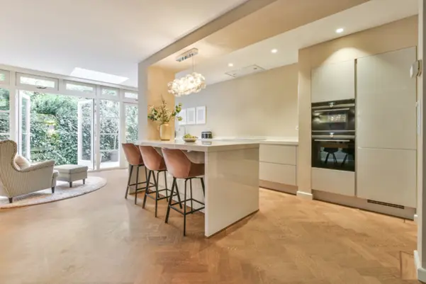 A luxurious kitchen with warm, wood-look porcelain tiles compatible with underfloor heating